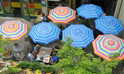 Outdoor Cafe – Monday’s Lunchtime Daily Jigsaw Puzzle