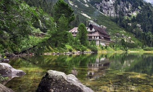 Mountain Chalet – Wednesday’s Remote Daily Jigsaw Puzzle