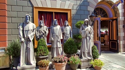 Statues – Sunday’s Daily Jigsaw Puzzle